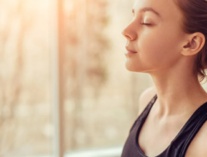 Olfaction, femme qui inspire