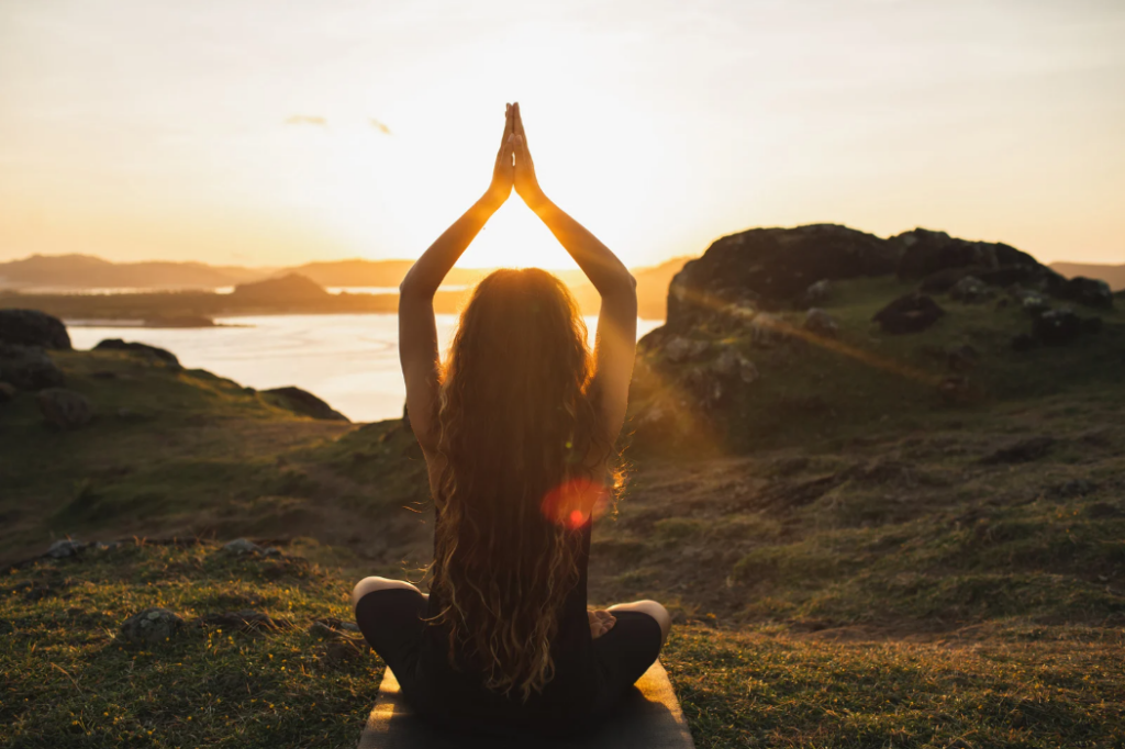 Femme faisant du yoga (détente)